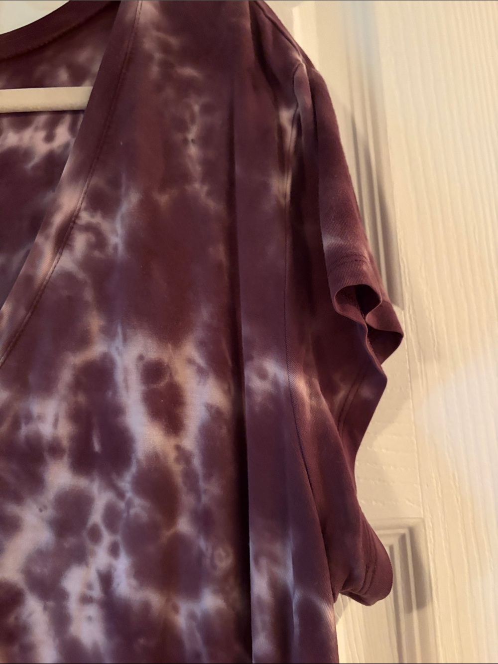 American Eagle Outfitters Plum Tie-Dye V-Neck Short Sleeve Tee - Picture 3 of 3